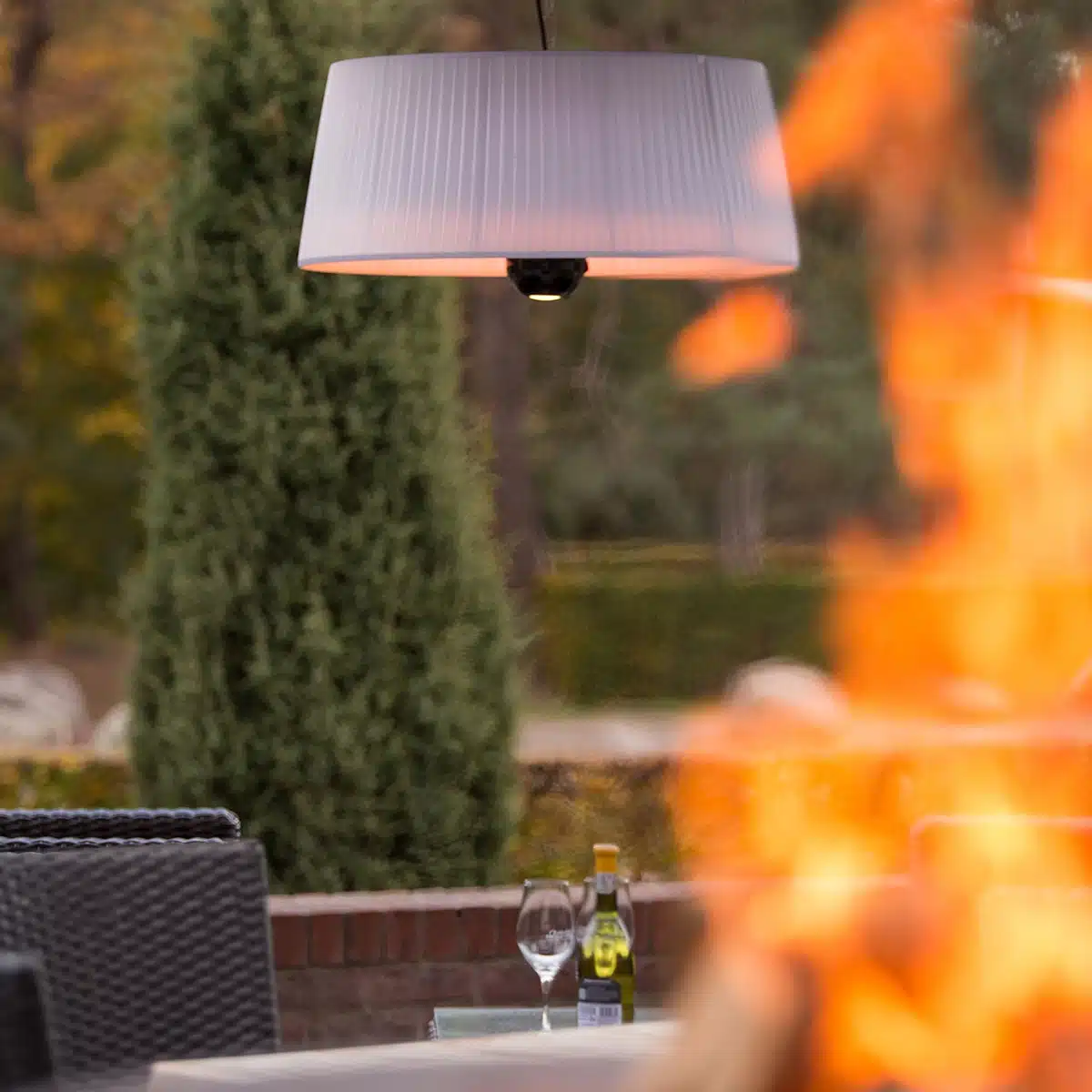 Sunred Artix Hanging White 1800 W piekarināmais infrasarkanais terases sildītājs ar LED apgaismojumu